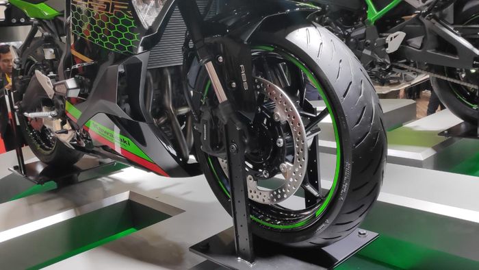 Kaki-kaki depan Kawasaki ZX-25R atau Ninja 25-R 4 silinder