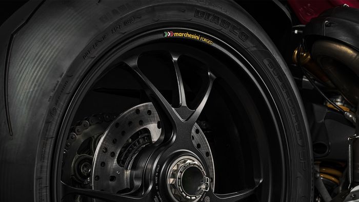 Pelek pada Ducati Panigale V4 S menggunakan pelek dari Marchesini dengan bahan aluminum forged