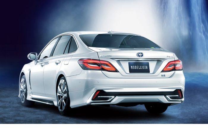 Tampilan belakang Toyota Crown dengan body kit Modellista