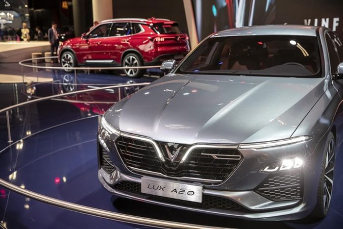 VinFast LUX A2.0 (kanan, silver) dan VinFast LUX SA2.0 (kiri, merah)