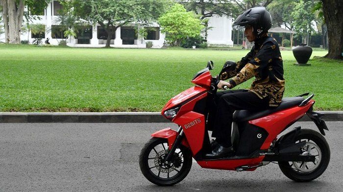 Presiden Jokowi saat menjajal motor listrik Gesits di komplek Istana Kepresidenan