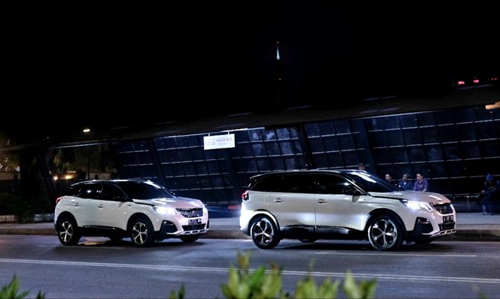 Peugeot 3008 SUV (kiri), Peugeot New 5008 SUV (kanan)