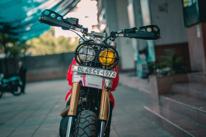 Twin headlamp bikin wajahnya makin asyik dan klasik