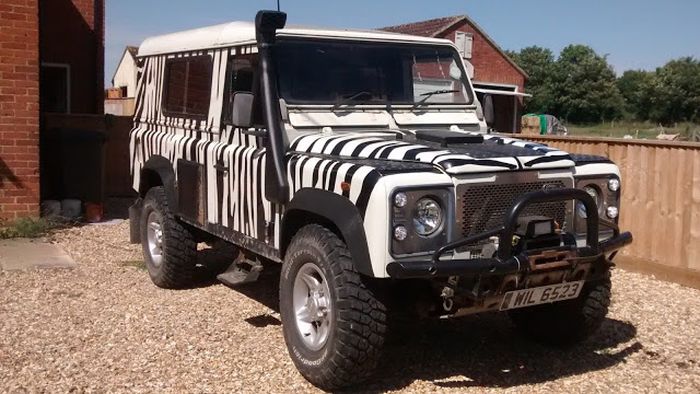 Tampilan depan modifikasi Land Rover Defender dengan kelir corak zebra