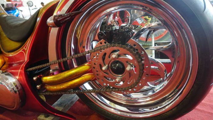 Swingarm model single-side plus pakai sistem gir dan rantai