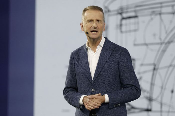 CEO Volkswagen, Herbert Diess saat peluncuran Volkswagen Golf mark 8