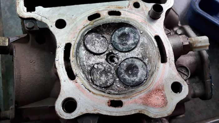 Mesin overheat piston pecah di dalam mesin