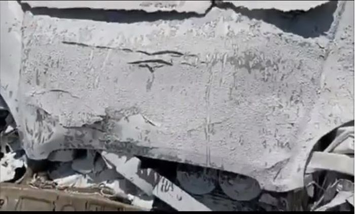 Tumpahan cat warna putih di bodi Hyundai Atoz