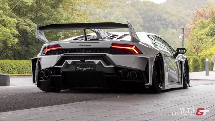 Tampilan belakang Lamborghini Huracan pakai body kit Liberty Walk