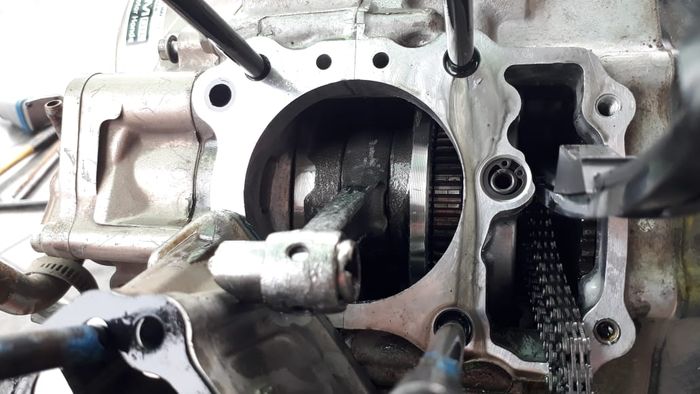 Mesin overheat piston pecah di dalam mesin