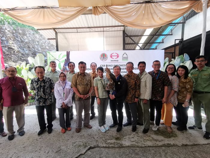 Sesi penyerahan kandang Elang Jawa CSR Hino Indonesia untuk Taman Safari Indonesia.