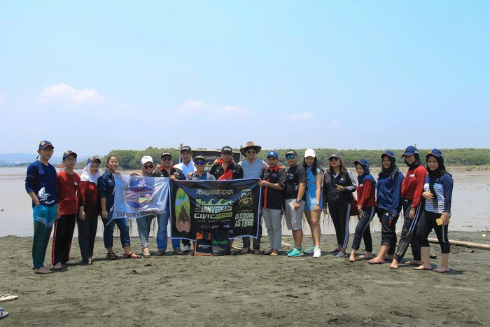 Anggota Civic Turbonesia berfoto bersama anggota pecinta alam yang mengikuti acara penanaman mangrove.