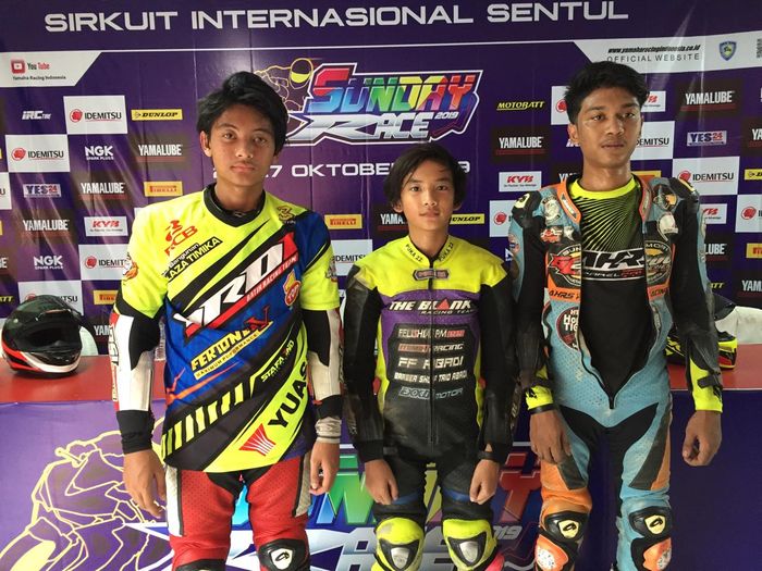 Felix Putra Mulya (Tengah) pembalap umur 12 tahun juara All New R15 Comm B Beginner