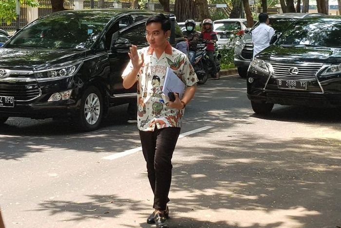 Gibran Rakabuming, putra Joko Widodo saat menghampiri kediaman Ketua Umum Partai PDI Perjuangan Megawati Soekarnoputri di bilangan Menteng, Jakarta Pusat.