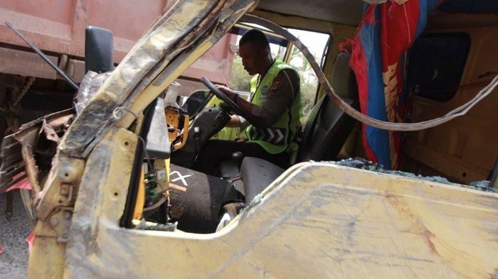 Kondisi truk saat dievakuasi usai terguling