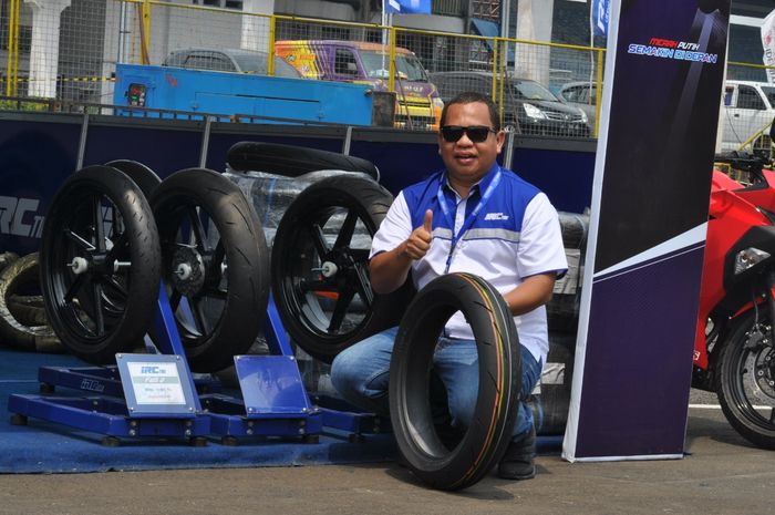 Dodiyanto dari IRC Tire saat launching ban terbaru IRC RMC830