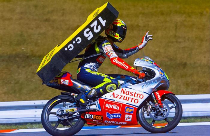 Valentino Rossi saat menjadi juara dunia MotoGP kelas 125 cc di tahun 1997.