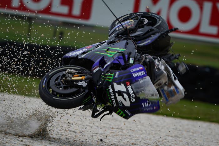 Yamaha YZR-M1 Maverick Vinales hancur usai terpelanting di tikungan 10 Phillip Island di MotoGP Australia 2019