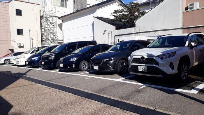 Mobil di Jepang memiliki empat warna plat nomor berbeda sesuai fungsi 