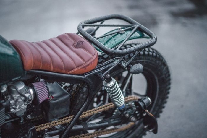 Jok dibuat single seat dan dibelakangnya ada rak