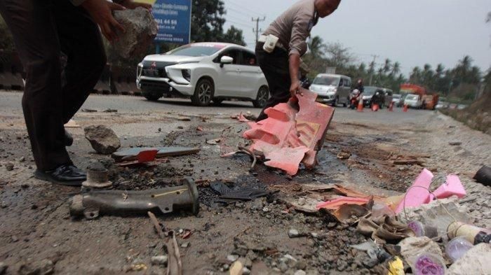 Serpihan komponen Yamaha NMAX yang ajur terpotong ditabrak truk