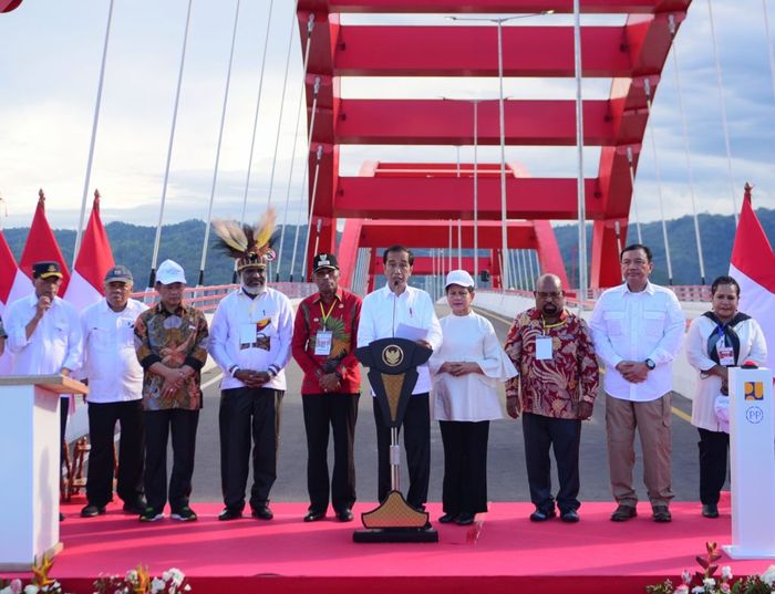 Presiden Jokowi didampingi Ibu Negara dan sejumlah pejabat meresmikan Jembatan Youtefa, yang berada di Kota Jayapura, Papua, Senin (28/10) siang.