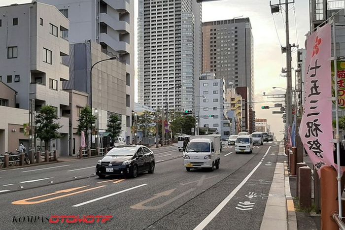 Suasana lalu lintas di salah satu sudut kota di Jepang