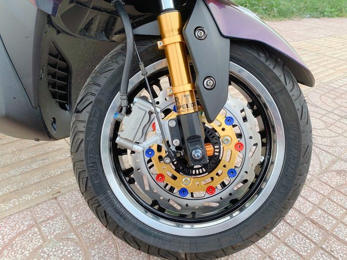 Lihat tuh kaki depannya, keren banget kan