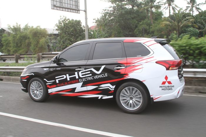 Mitsubishi OUTLANDER Plug-in Hybrid Electric Vehicle (PHEV) yang digunakan dalam peresmian stasiun pengecasan PLN