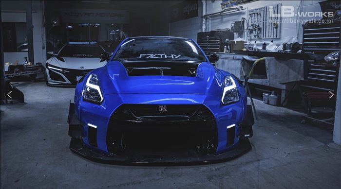 Fascia Nissan GT-R R35 dengan body kit Liberty Walk