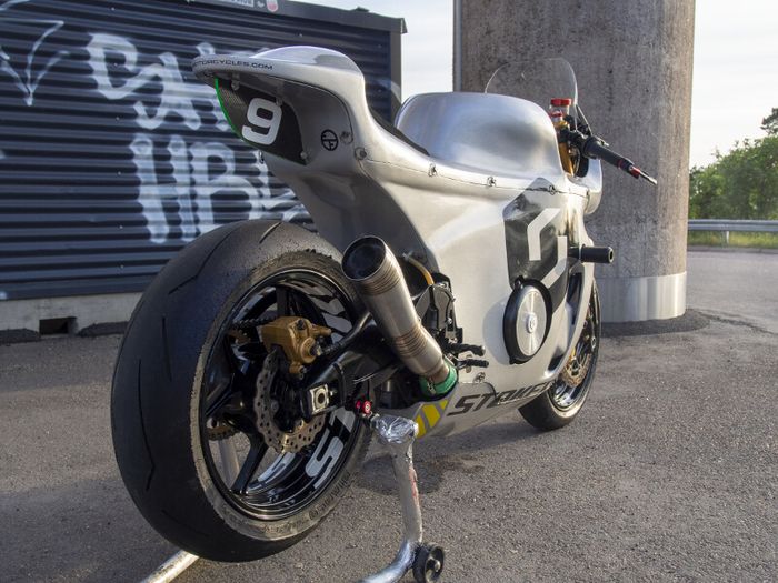 Kesan futuristik didapat dari kelir silvernya