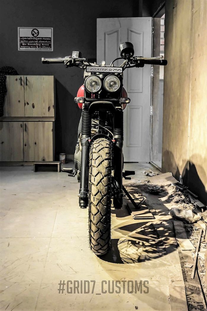 Tampak depan dari Royal Enfield Himalayan scrambler ini