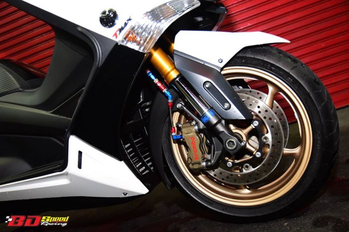 Lihat tuh, pakai kaliper radial Brembo