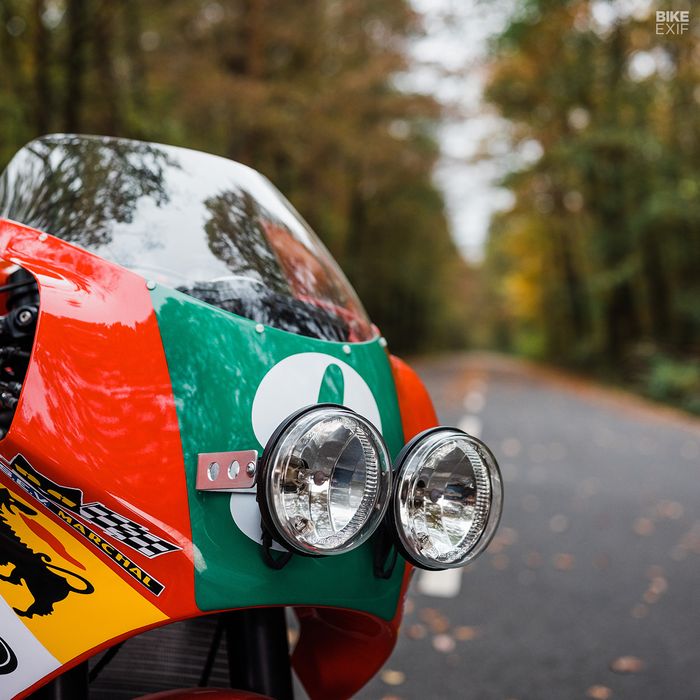 Pakai fairing Suzuki RGV250 ditambah twin headlamp bikin beraura klasik