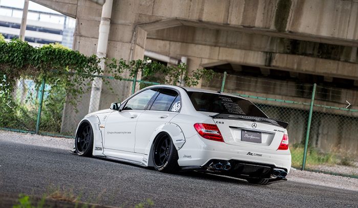 Tampilan belakang Mercedes-Benz C63 AMG hasil garapan Liberty Walk