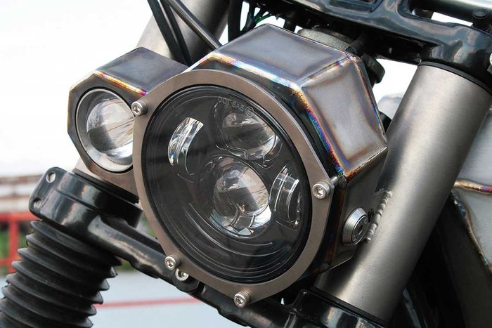 Headlamp LED dengan batok titanium