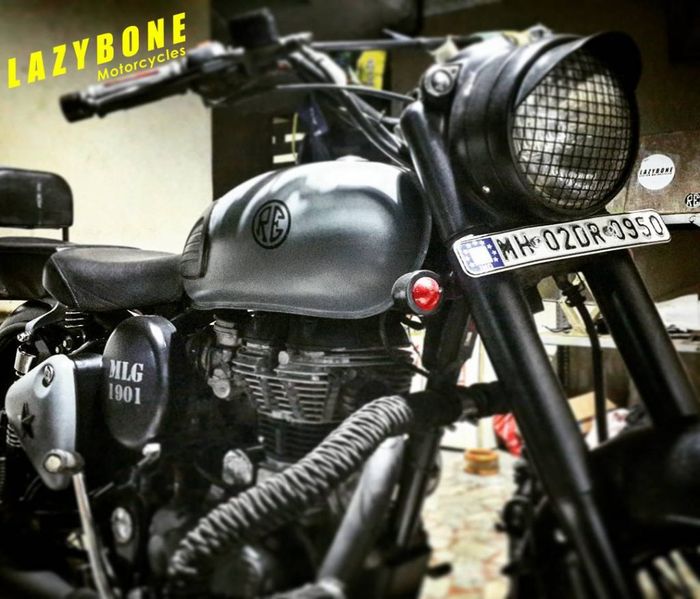 Headlamp diberi grill biar terlihat tangguh