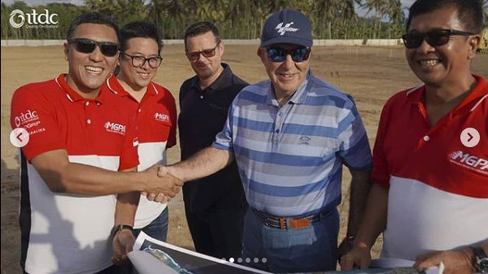 CEO Dorna Sports, Carmelo Ezpeleta (baju biru) takjub dengan kemajuan pembangunan sirkuit MotoGP di Mandalika, NTB (28/10/2019)