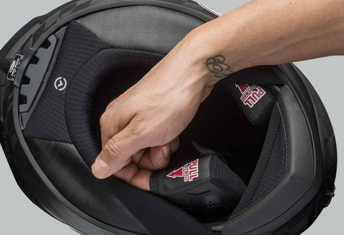 Sistem EQRS dengan magnefusion di helm Bell.