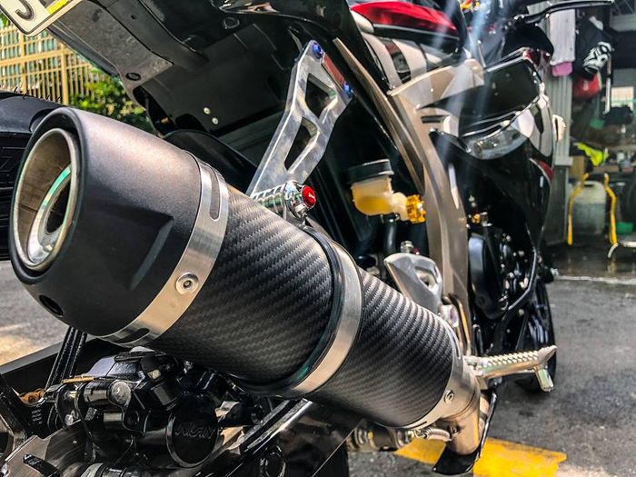 Knalpot pakai Leovince karbon