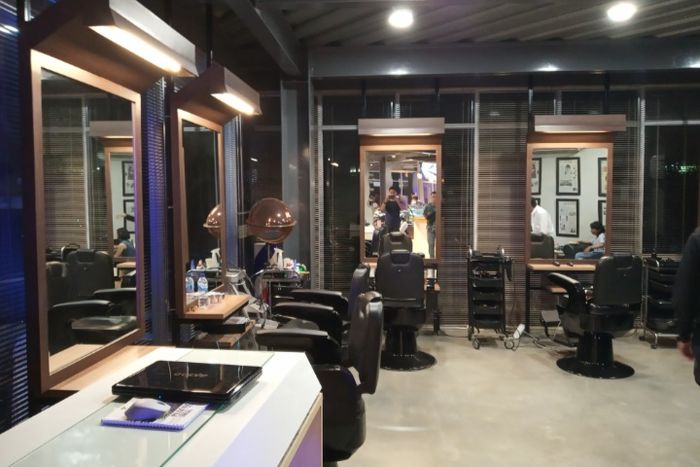 Ada fasilitas barbershop di dealer BMW Motorrad Kembangan Selatan, Jakarta Barat.