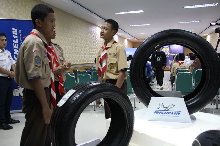 Siswa-siswa sekolah sedang berdiskusi tentang produk ban Michelin di acara pembukaan Michelin Safety Academy 2019.