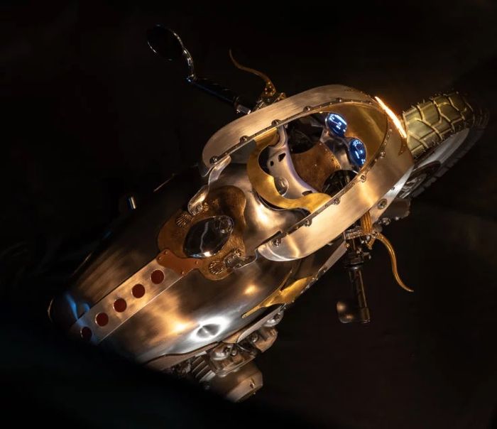 Aksen kuningan ada dihampir semua bodinya