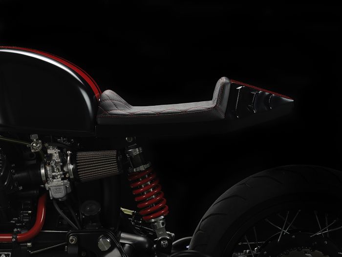 Buntutnya dibuat seolah-olah mengambang