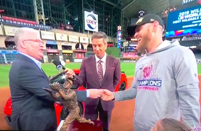 Raut bahagia Stephen saat mendapatkan hadiah Chevrolet Corvette C8