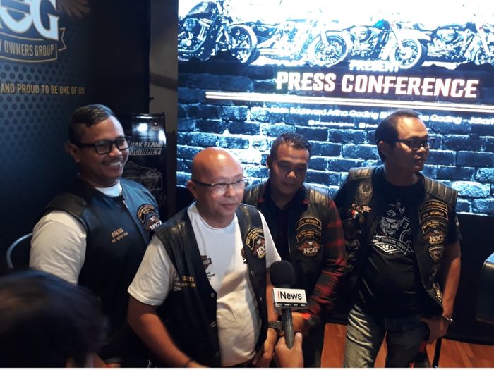 Suherli selaku Director of H.O.G Anak Elang Jakarta Chapter mengenakan baju putih rompi hitam