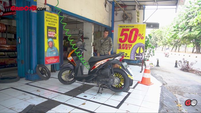 Salah satu motor pelanggan yang sedang diservis di Planet Ban