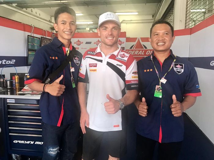 Dua mekanik asal Indonesia ini pun bangga bisa mempersiapkan kembali motor dan sekaligus dekat dengan Sam Lowes