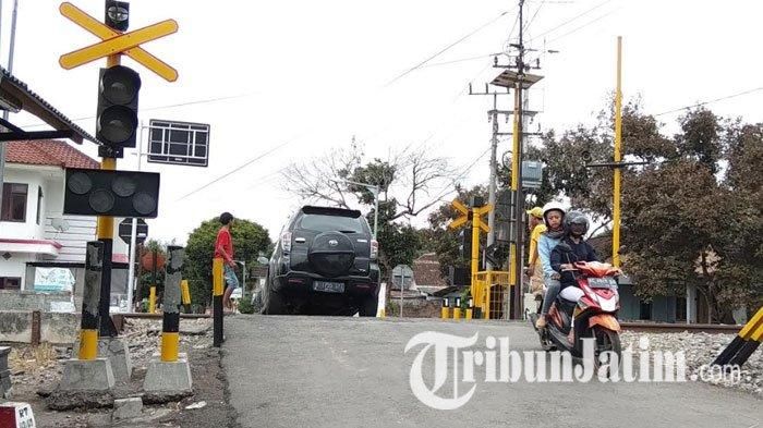 Kondisi perlintasan kereta api di lingkungan NGegong, Gedog, Sananwetan, Kota Blitar yang belum berpalang pintu, Minggu (3/11)