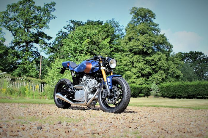 Wujud cafe racer ini begitu simpel tapi juga menawan